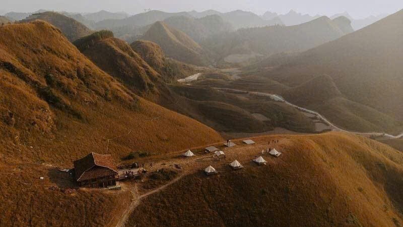 Cắm trại ngắm màu cỏ cháy  tại đồi cỏ cháy Vinh Quý (Ảnh sưu tầm)