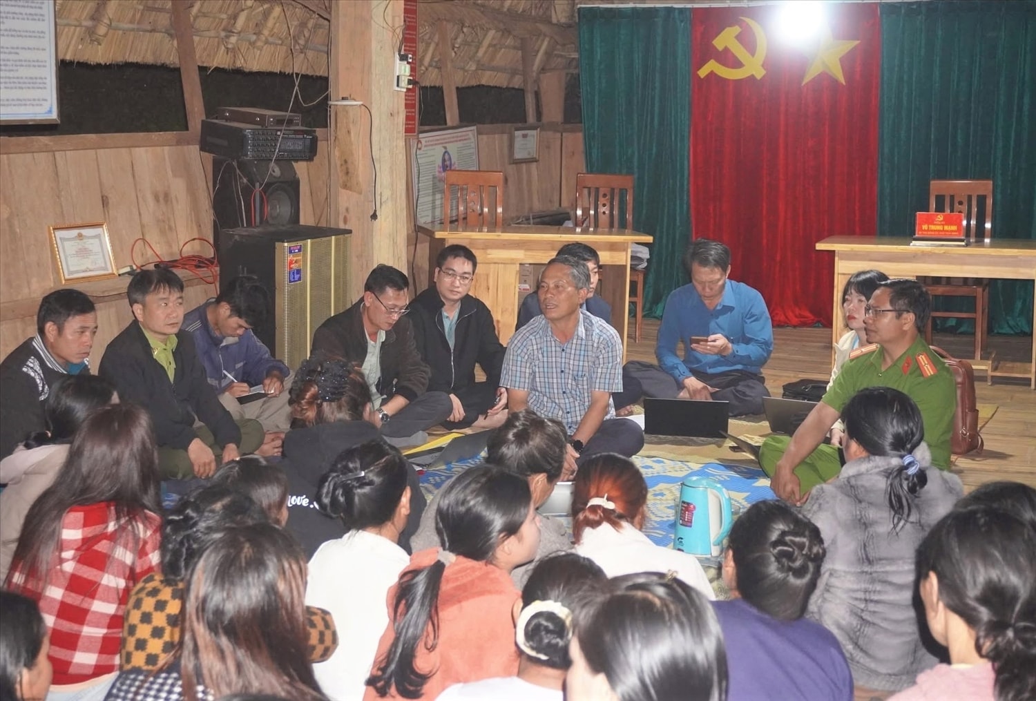 Ông Võ Trung Mạnh (áo ca rô), Bí thư Đảng ủy xã Tu Mơ Rông trao đổi tại buổi đối thoại với Nhân dân thôn Đăk Ka