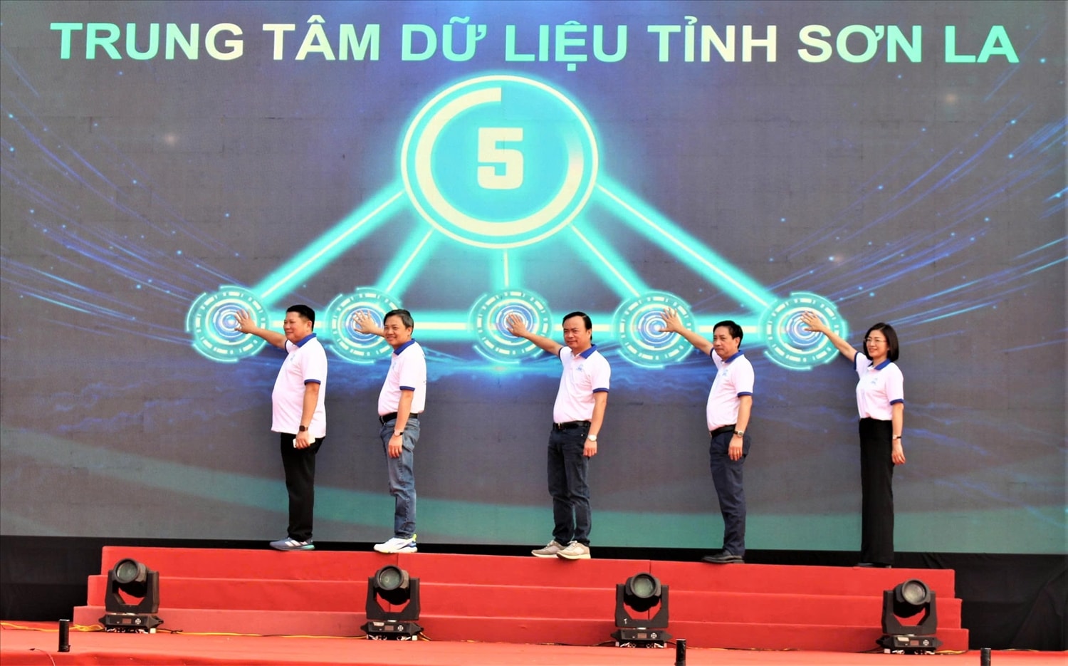 Đại diện lãnh đạo tỉnh bấm nút khai trương Trung tâm Dữ liệu tỉnh Sơn La