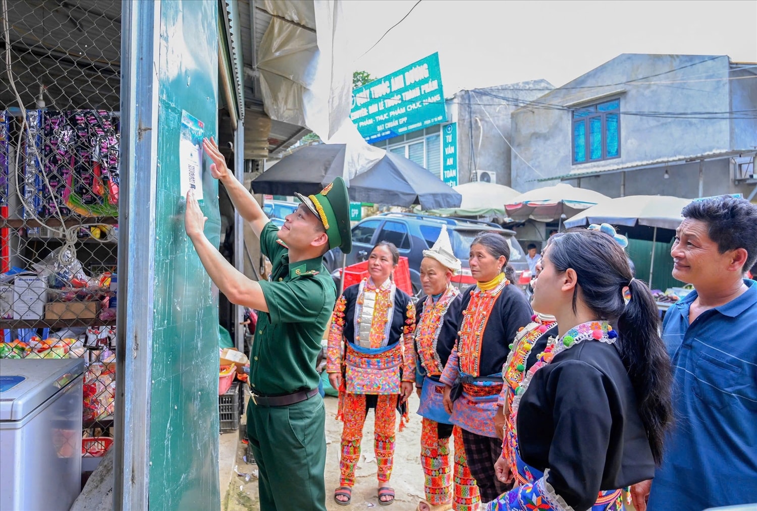 Những mã QR được đặt tại chợ phiên, nhà văn hóa, cửa hàng… đã trở nên quen thuộc và  gần gũi với người dân