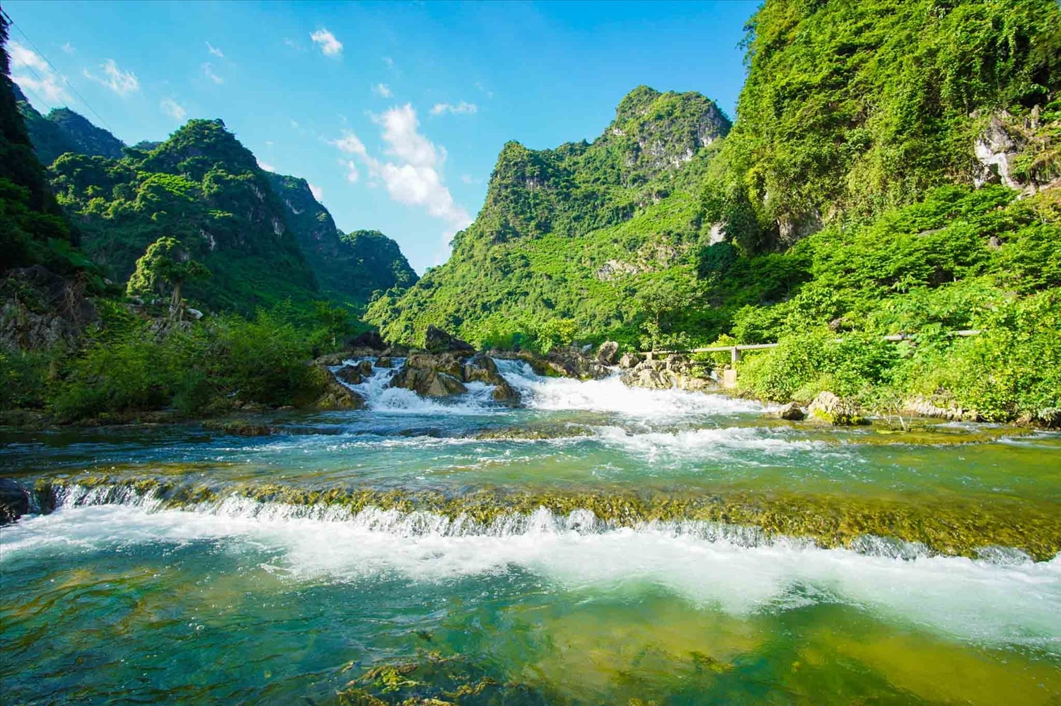 Suối Hạt địa điểm yêu thích của lũ trẻ trong làng những trưa hè. Ảnh: Hùng Vĩ