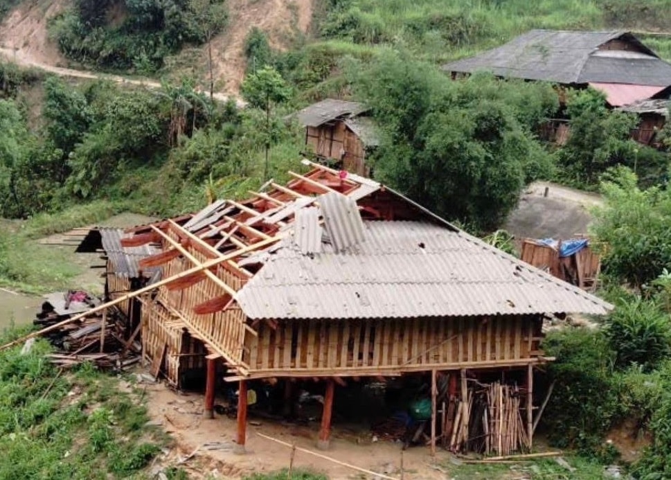 Hơn 40 ngôi nhà bị hư hỏng, tốc mái do mưa dông vào chiều ngày 22/4 tại Lào Cai (Ảnh Trọng Bảo)