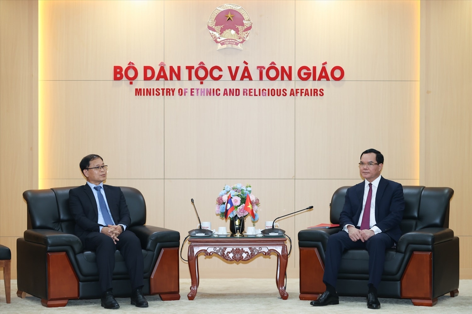 Bộ trưởng Bộ Dân tộc và Tôn giáo Nguyễn Đình Khang tiếp xã giao Thứ trưởng, Phó Chủ nhiệm Văn phòng Thủ tướng Chính phủ Lào. Ảnh: Lê Anh Dũng