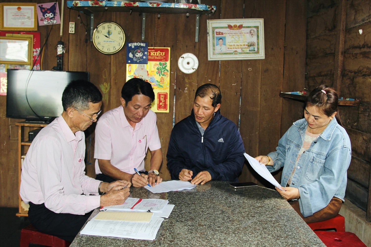 Cán bộ Phòng giao dịch NHCSXH Krông Năng cùng các tổ chức hội, đoàn thể nhận ủy thác kiểm tra, đối chiếu hồ sơ vay vốn của gia đình anh Đinh Văn Tý (thôn Hải Hà, xã Dliê Ya), đảm bảo nguồn vốn tín dụng chính sách được sử dụng đúng mục đích, hiệu quả.