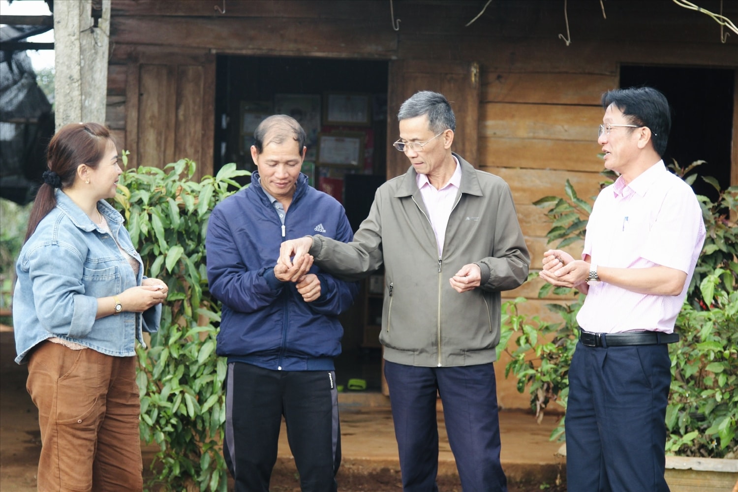 Cán bộ Phòng giao dịch NHCSXH Krông Năng và hội, đoàn thể trao đổi, hướng dẫn gia đình anh Đinh Văn Tý (thôn Hải Hà, xã Dliê Ya) sử dụng hiệu quả nguồn vốn vay, phát triển kinh tế hộ.