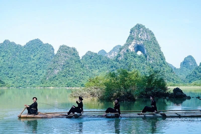 Mùa nước lên dưới chân Núi Mắt Thần (Ảnh St)