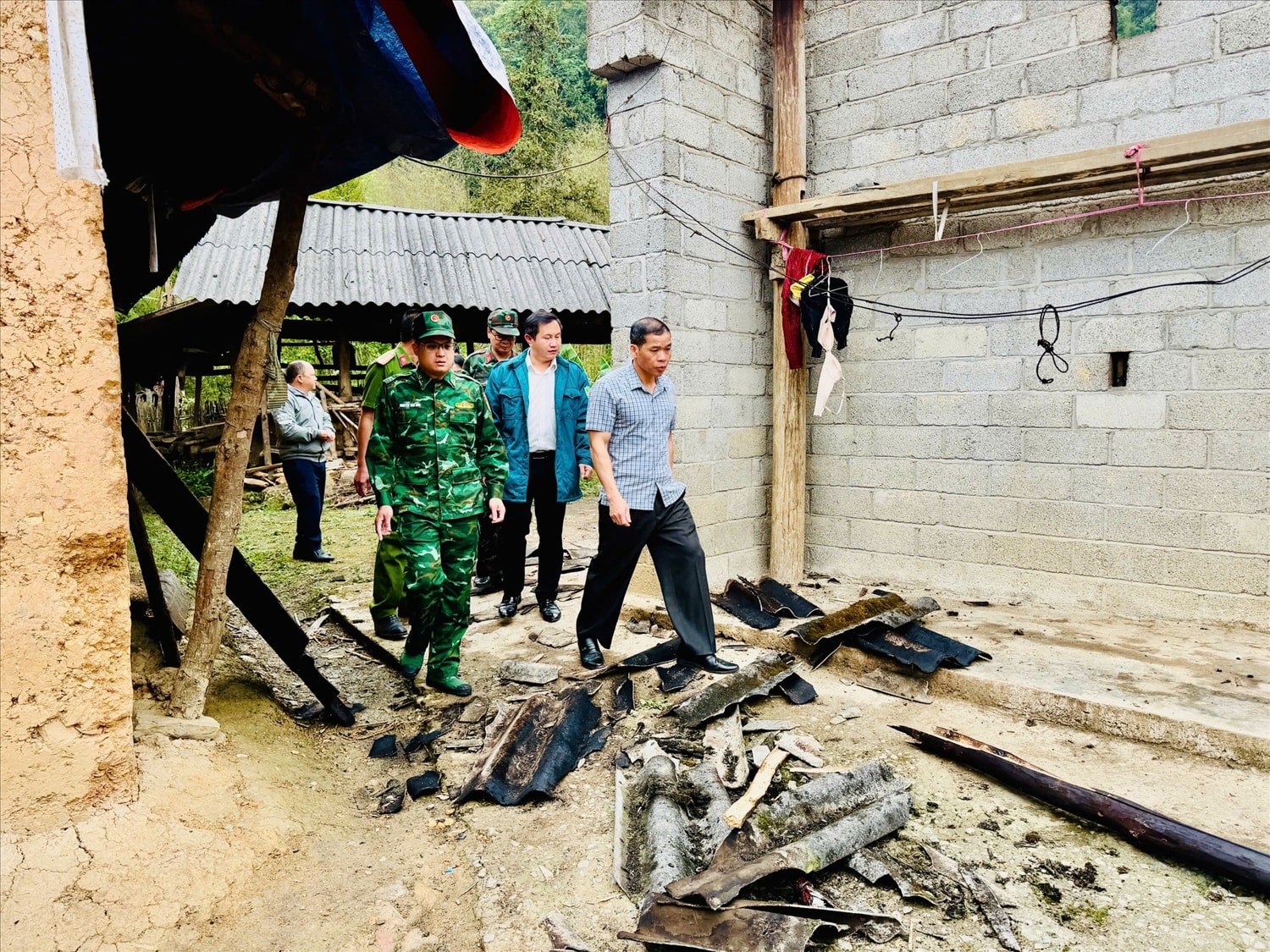 Lãnh đạo xã Lũng Cú trực tiếp kiểm tra, chỉ đạo công tác khắc phục hậu quả lốc xoáy tại các hộ dân bị thiệt hại.
