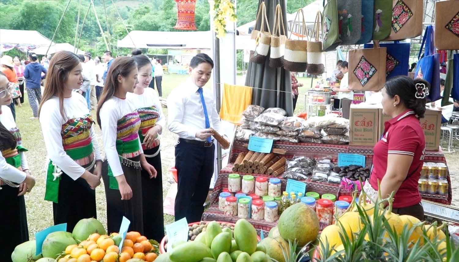 Không gian các gian hàng trưng bày sản phẩm đặc trưng tại tuần lễ.