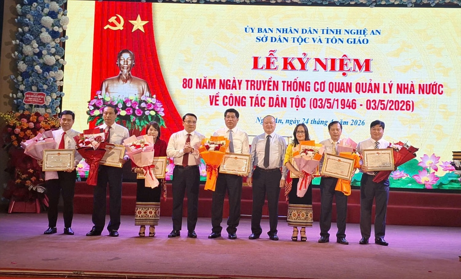 Ông Lò Quang Tú (Thứ 4 từ phải qua trái) trao bằng ken của Bộ trưởng Bộ Dân tộc và Tôn giáo cho các nhân có thành tích xuất sắc trong thực hiện công tác dân tộc, chính sách dân tộc ở tỉnh Nghệ An (Ảnh: Phạm Tiến)