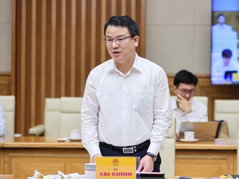 Thứ trưởng Bộ Tài chính Trần Quốc Phương báo cáo tại cuộc họp - Ảnh: VGP/Nhật Bắc