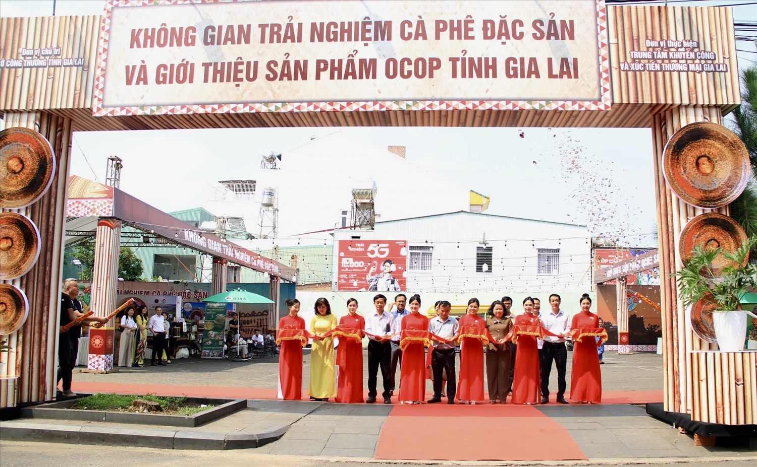 Các địa biểu cắt băng khai mạc Chương trình không gian trải nghiệm cà phê đặc sản và trưng bày, giới thiệu sản phẩm đặc trưng, sản phẩm OCOP tỉnh Gia Lai
