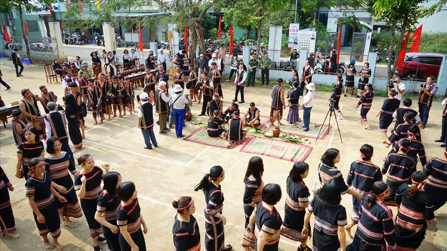 Làng Kep rộn ràng bởi tiếng chiêng ngân cùng sự tham gia của đông đảo người dân, du khách