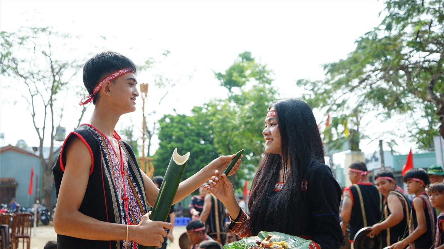Đôi vợ chồng trẻ cùng ăn, uống  trong sự chúc phúc của dân làng. 