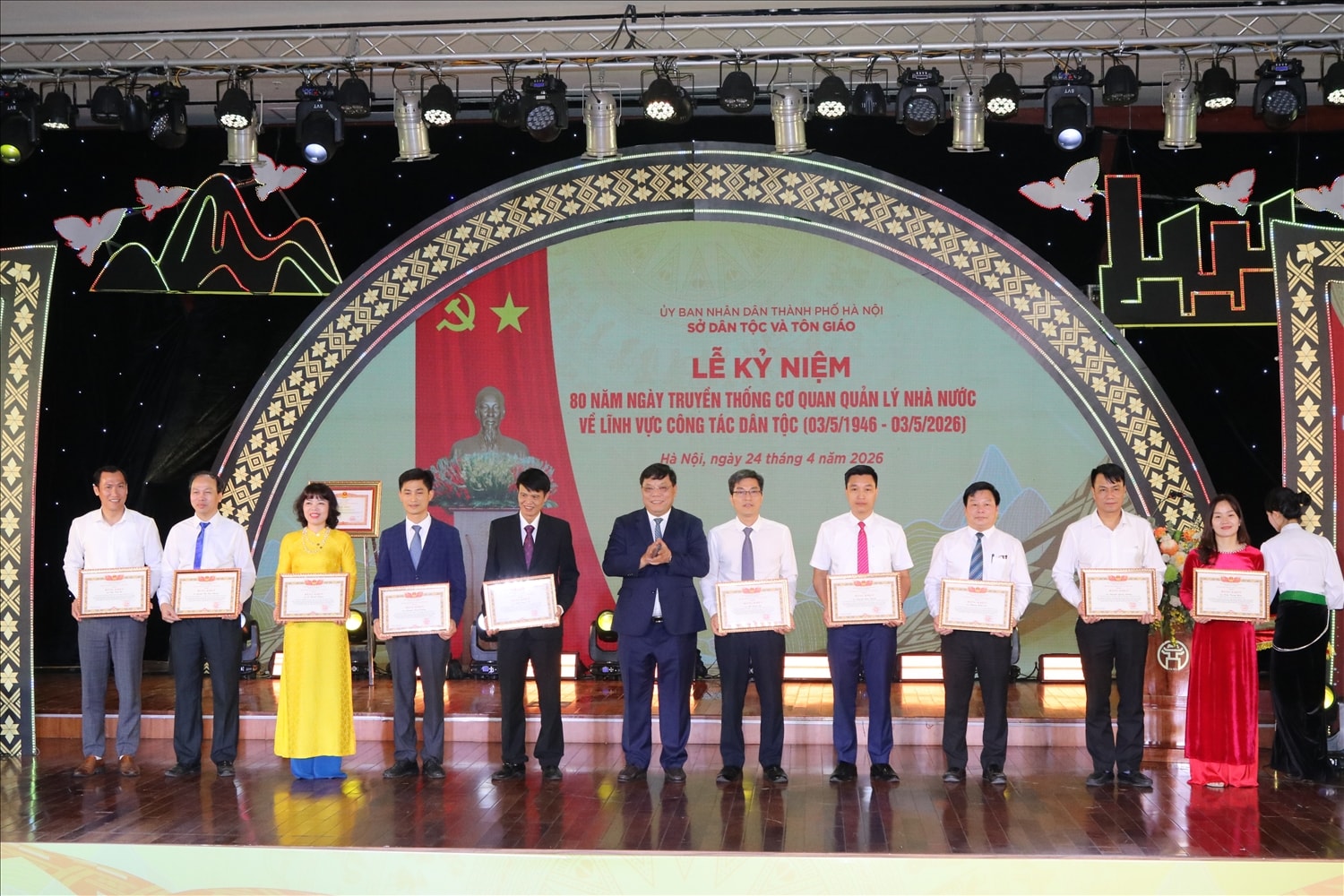 Thứ trưởng Nguyễn Hải Trung trao Bằng khen của Bộ trưởng Bộ Dân tộc và Tôn giáo cho các các nhân có thành tích xuất sắc trong công tác dân tộc và tôn giáo