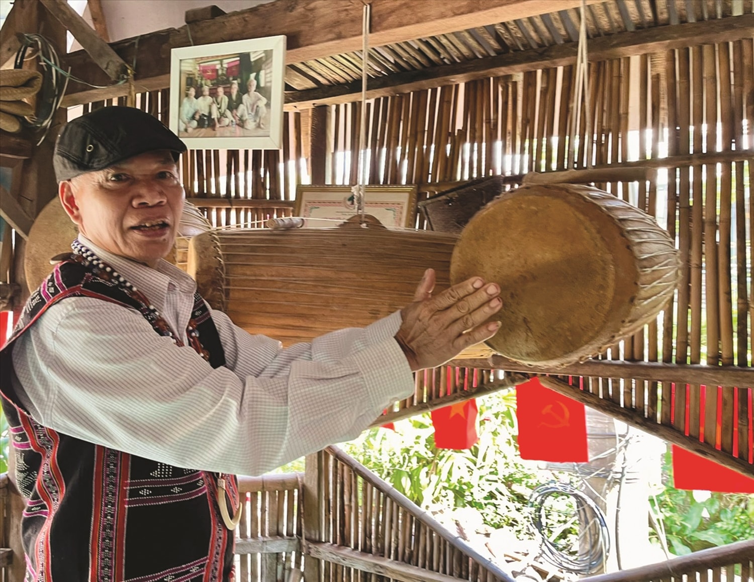  Người có uy tín Đinh Văn Nghĩa  giới thiệu về trống của người Cơ Tu