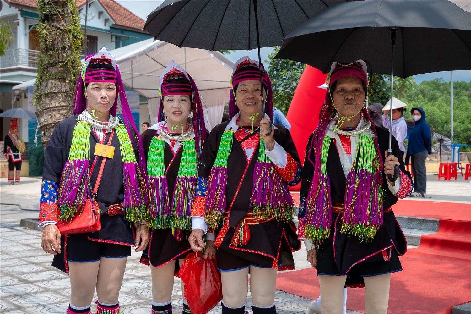 Người Dao diện trang phục truyền thống xuống chợ