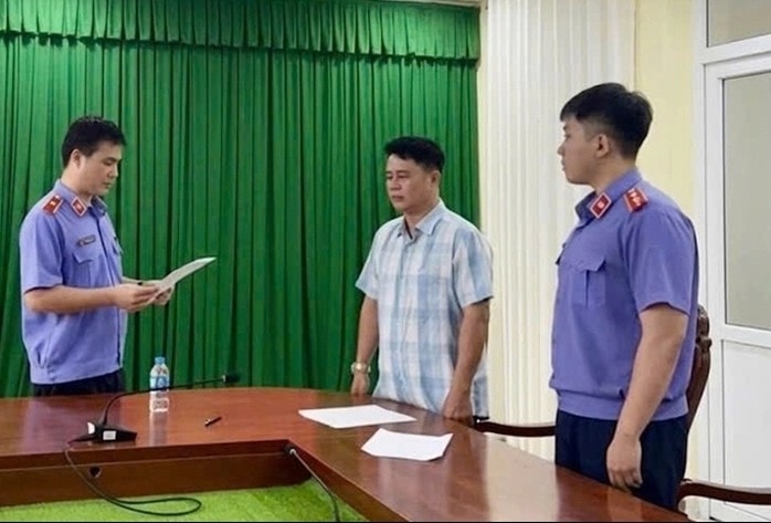 Cơ quan điều tra Viện KSND tống đạt quyết định khởi tố Lê Việt Quốc. (Ảnh: VKSND tối cao)