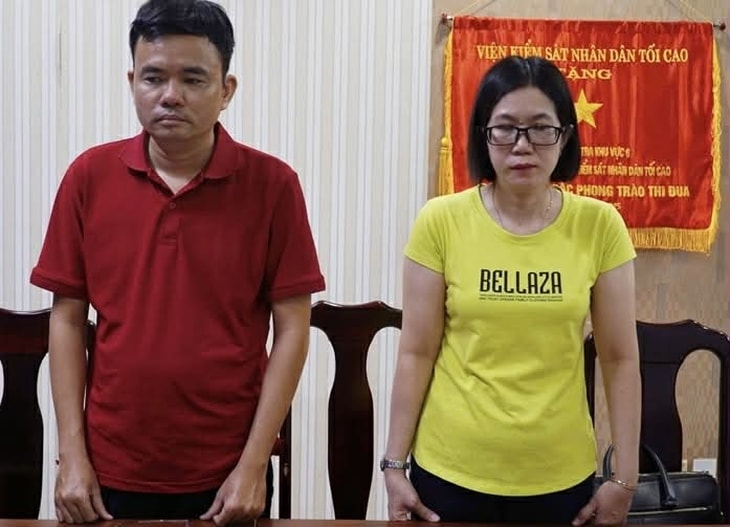Cơ quan điều tra tống đạt các quyết định tố tụng với Phan Thị Trúc Ly (áo vàng), nguyên Phó Viện trưởng Viện kiểm sát Nhân dân huyện Trà Ôn (cũ) và Lê Phong Cảnh (áo đỏ), nguyên Kiểm sát viên. (Ảnh: VKSND tối cao)