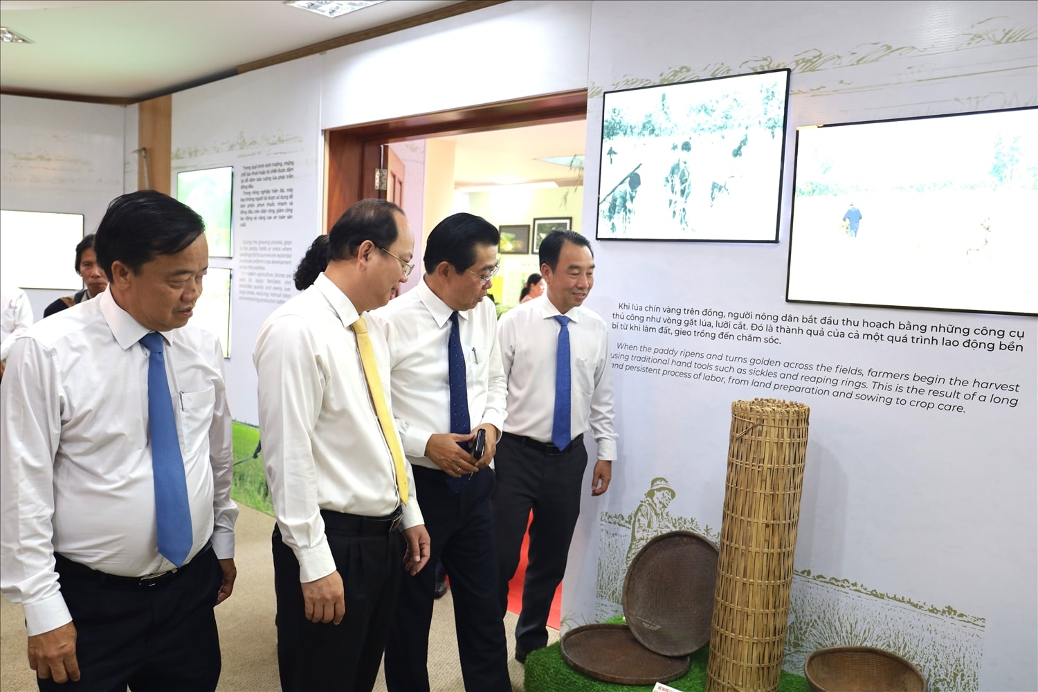 Lãnh đạo tỉnh Cà Mau đi tham quan không gian bảo tàng