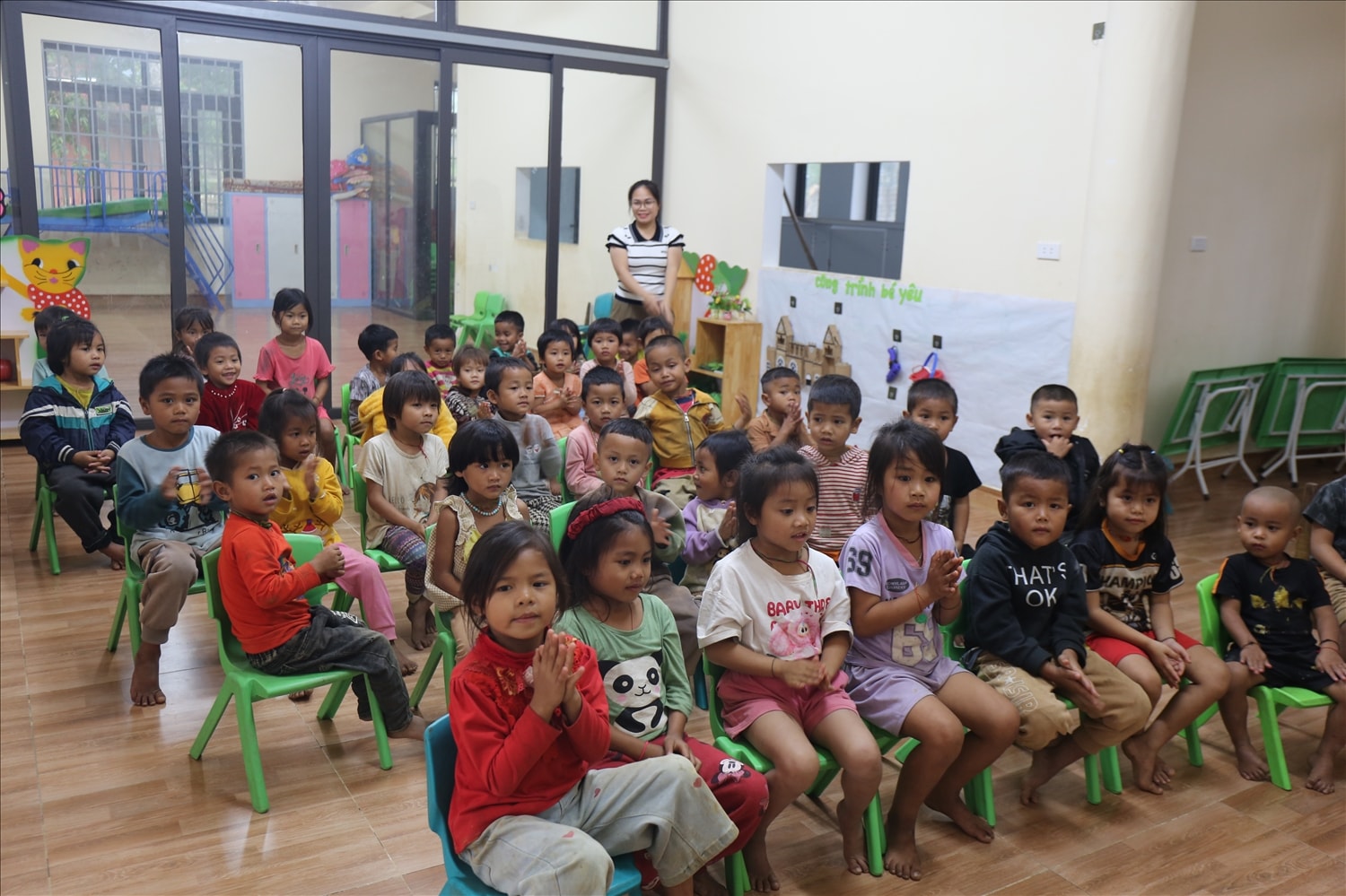Giao thông cách trở đang kìm hãm sự phát triển của người dân Đan Lai ở bản Khe Búng và Cò Phạt - Trong ảnh: Các cháu  học sinh tại điểm lẻ trường mầm non ở bản Cò Phạt