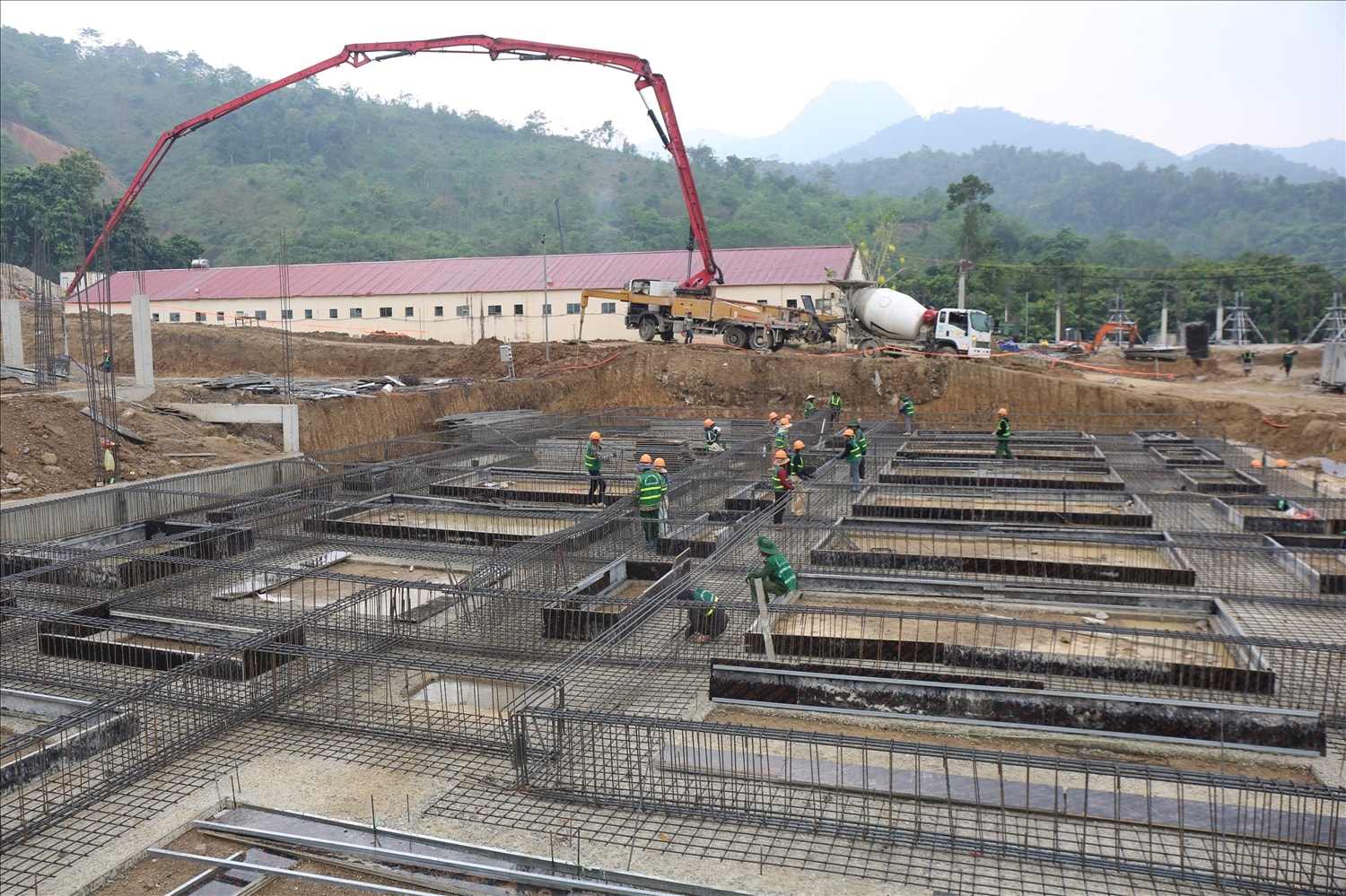 Trong khu vực thi công công trình trường nội trú liên cấp xã Bắc Lý vẫn còn dãy nhà ký túc xá hoạt động khiến cho đơn vị thi công gặp khó khăn - Ảnh: T.H
