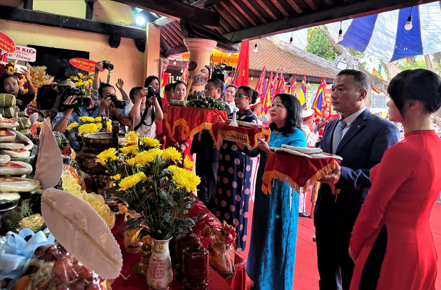 Lãnh đạo Tỉnh ủy, HĐND, UBND, Ủy ban MTTQ Việt Nam tỉnh Đắk Lắk dâng lễ vật lên các vị Vua Hùng