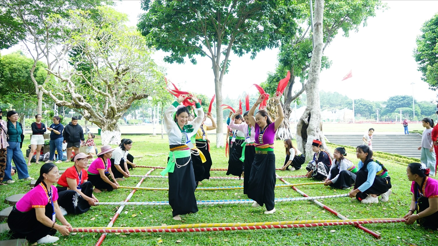 Các nghệ nhân Tày, Dao, Thái của xã Gào nhảy sạp truyền thống