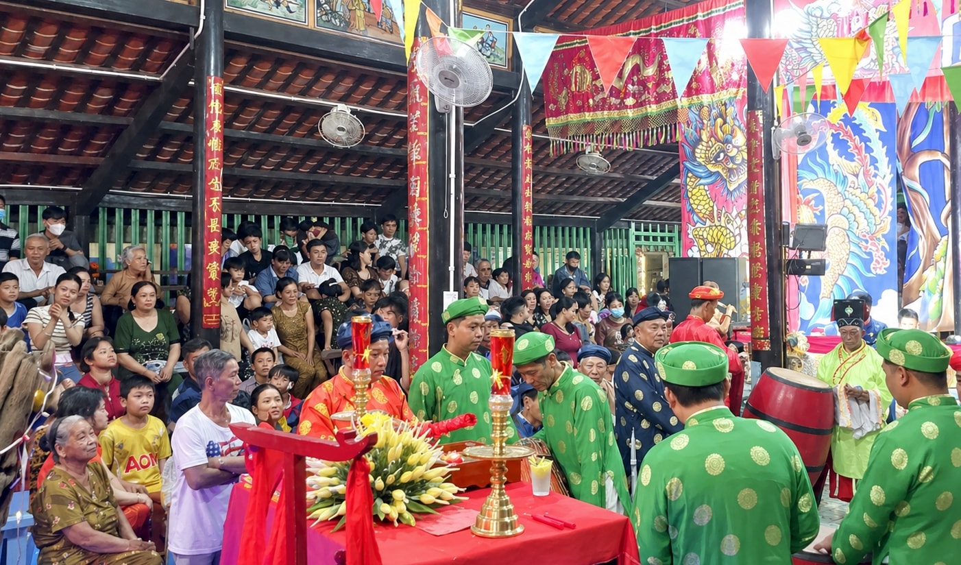 Đông đảo người dân đến dự Lễ Kỳ yên hạ điền và cúng Giỗ Tổ Hùng Vương