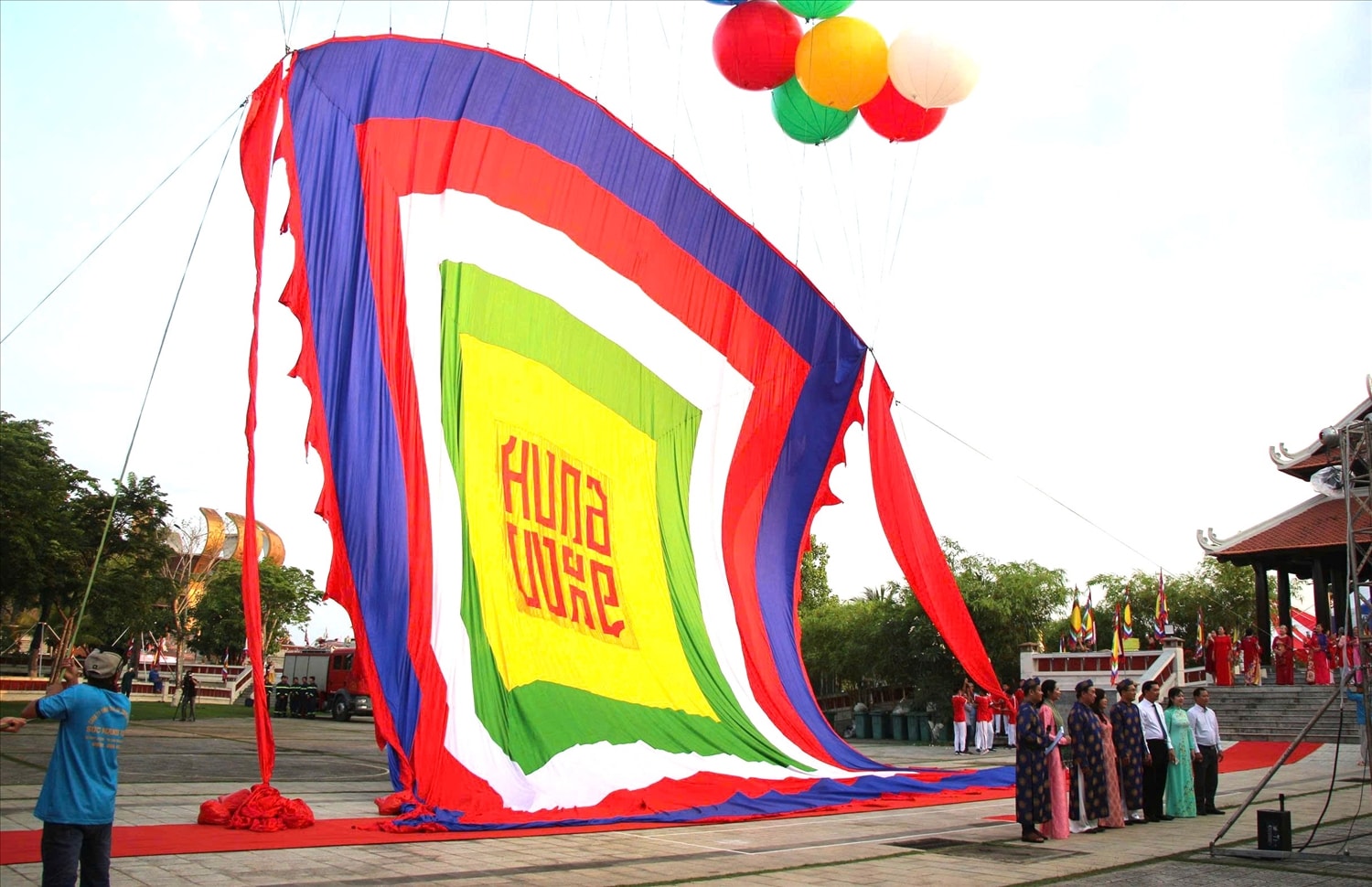 Lá cờ có 5 màu tượng trưng cho ngũ hành, thể hiện sự hòa hợp, đăch biệt 2 chữ 