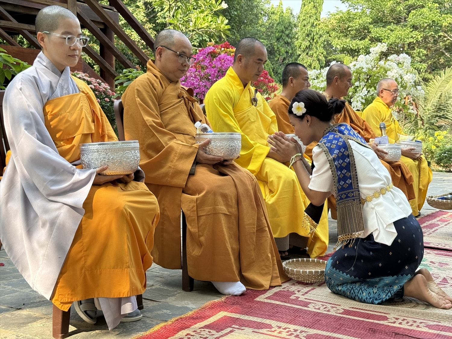 Người dân thành kính cúng dường chư tăng