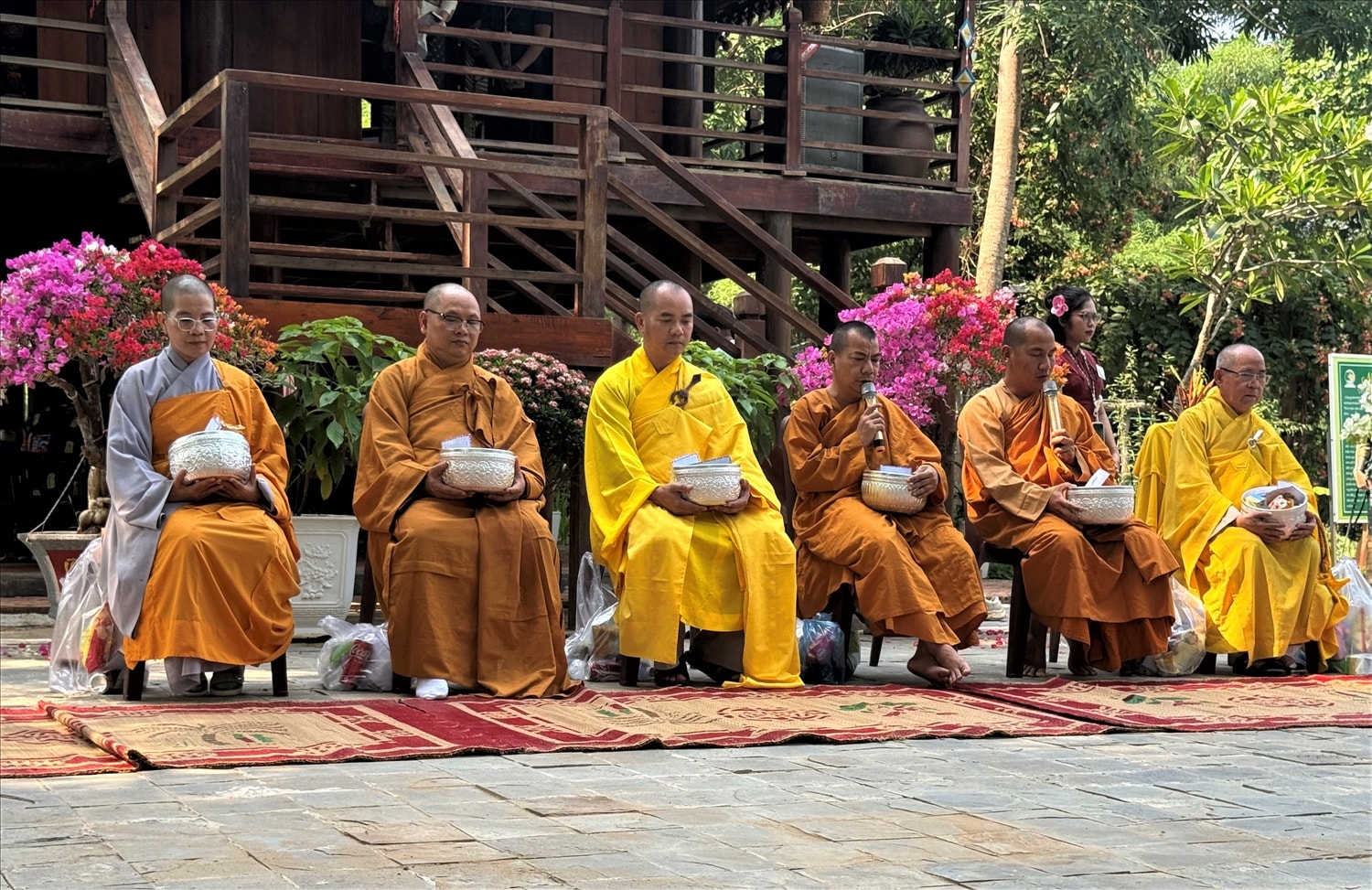 Sau khi nhận thọ thực, các vị sư sẽ tụng những lời kinh chúc phúc, chúc sức khỏe, bình an cho mọi người