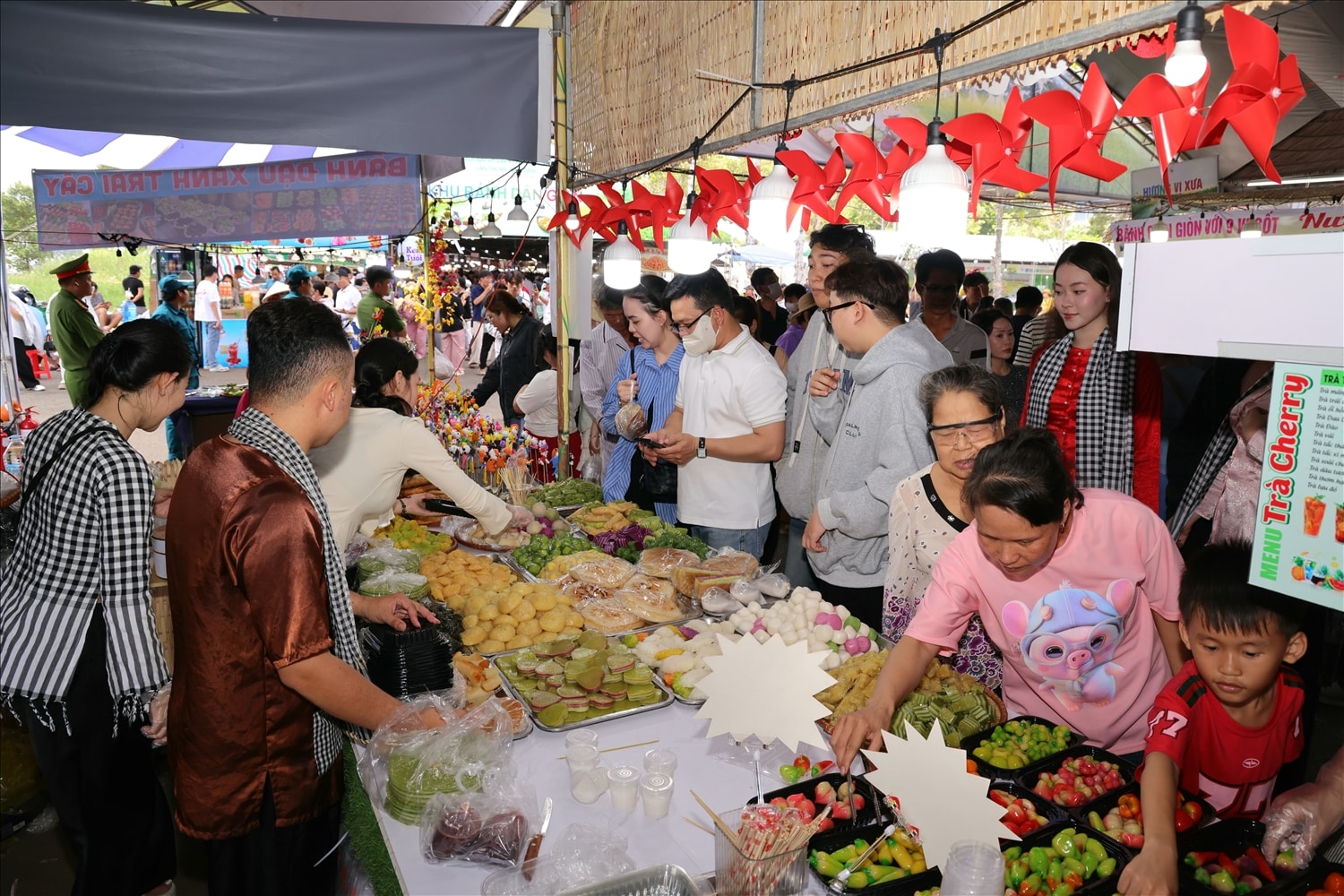 Du khách tìm hiểu và thưởng thức nhiều loại bánh dân gian tại lễ hội 