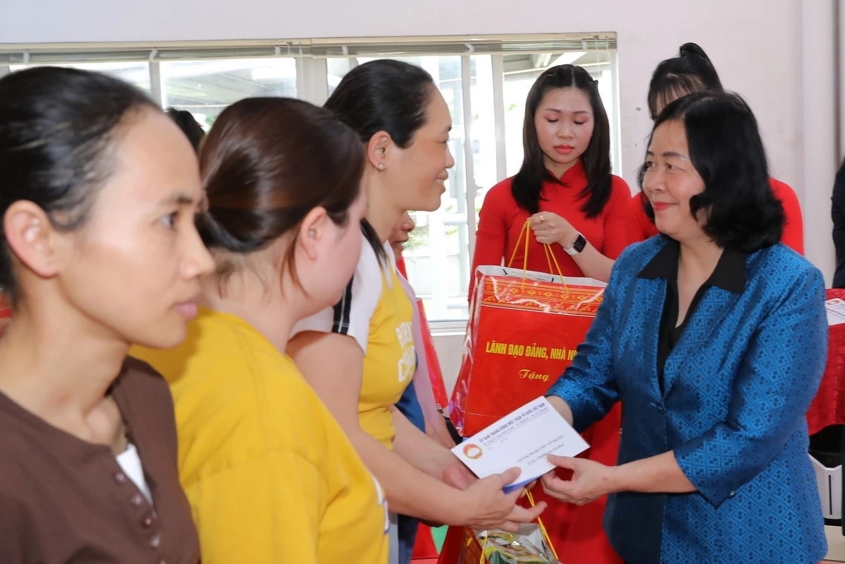 Chủ tịch Ủy ban Trung ương MTTQ Việt Nam Bùi Thị Minh Hoài trao quà cho công nhân có hoàn cảnh khó khăn. Ảnh: Minh Hiếu