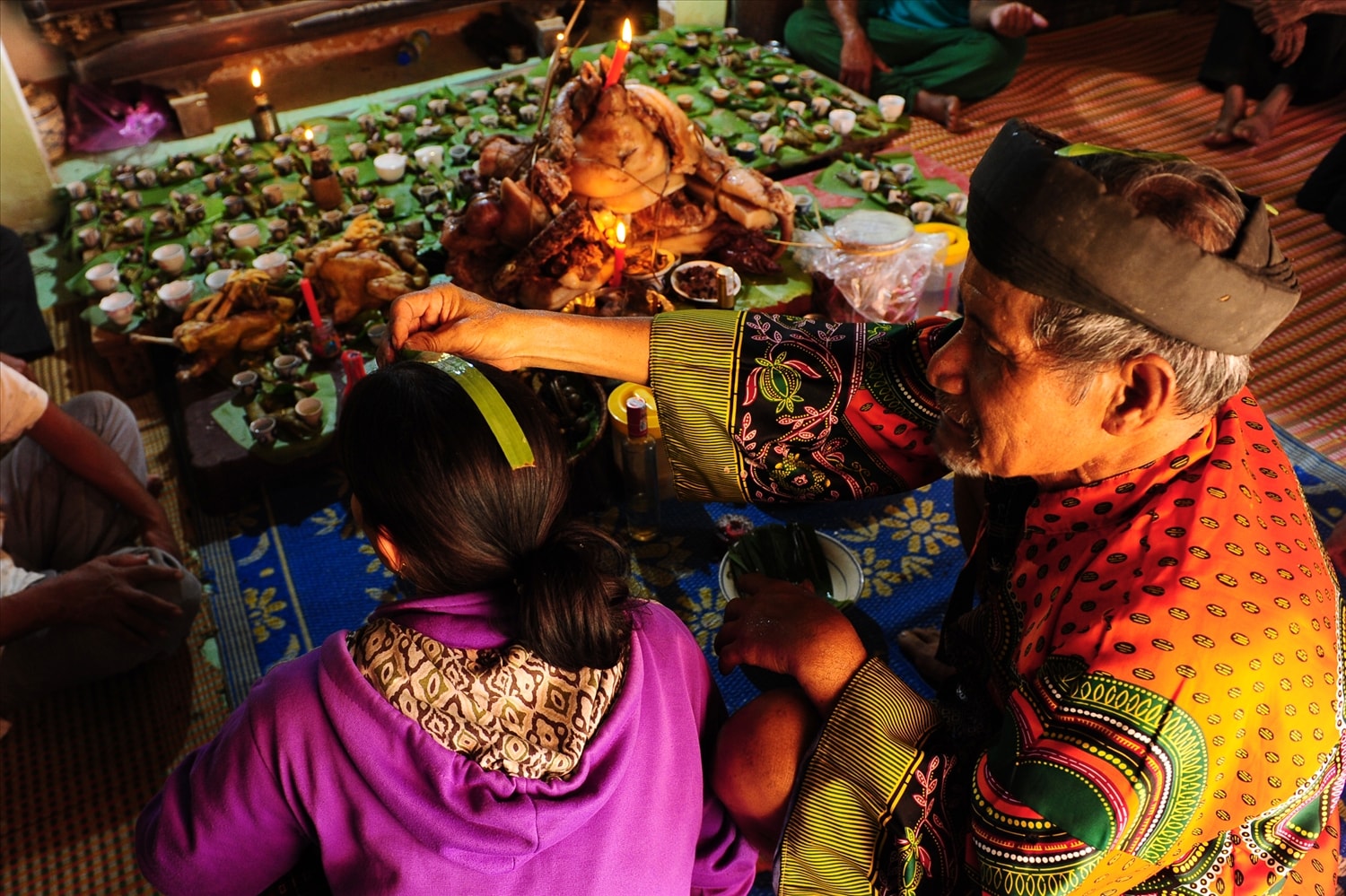 Ông Hồ Văn Xuân, chủ gia đình làm phép cho các thành viên trong gia đình được mạnh khoẻ, bình an, may mắn.