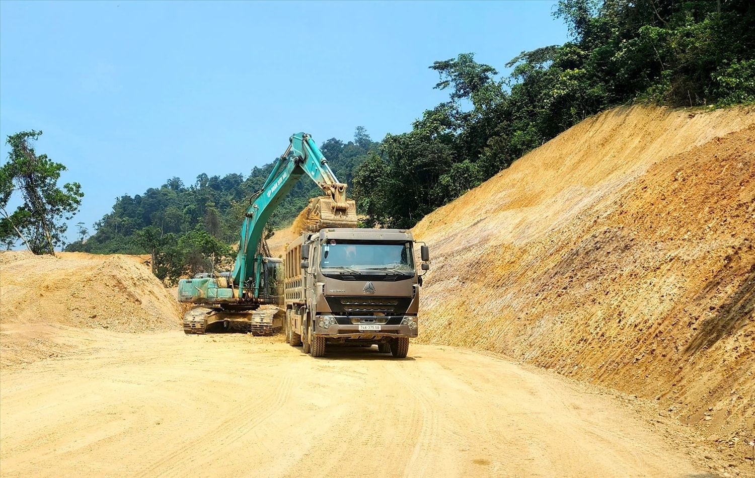 Quá trình thi công, đơn vị đã phải đào xuyên núi để thông đường (Ảnh: T.L)