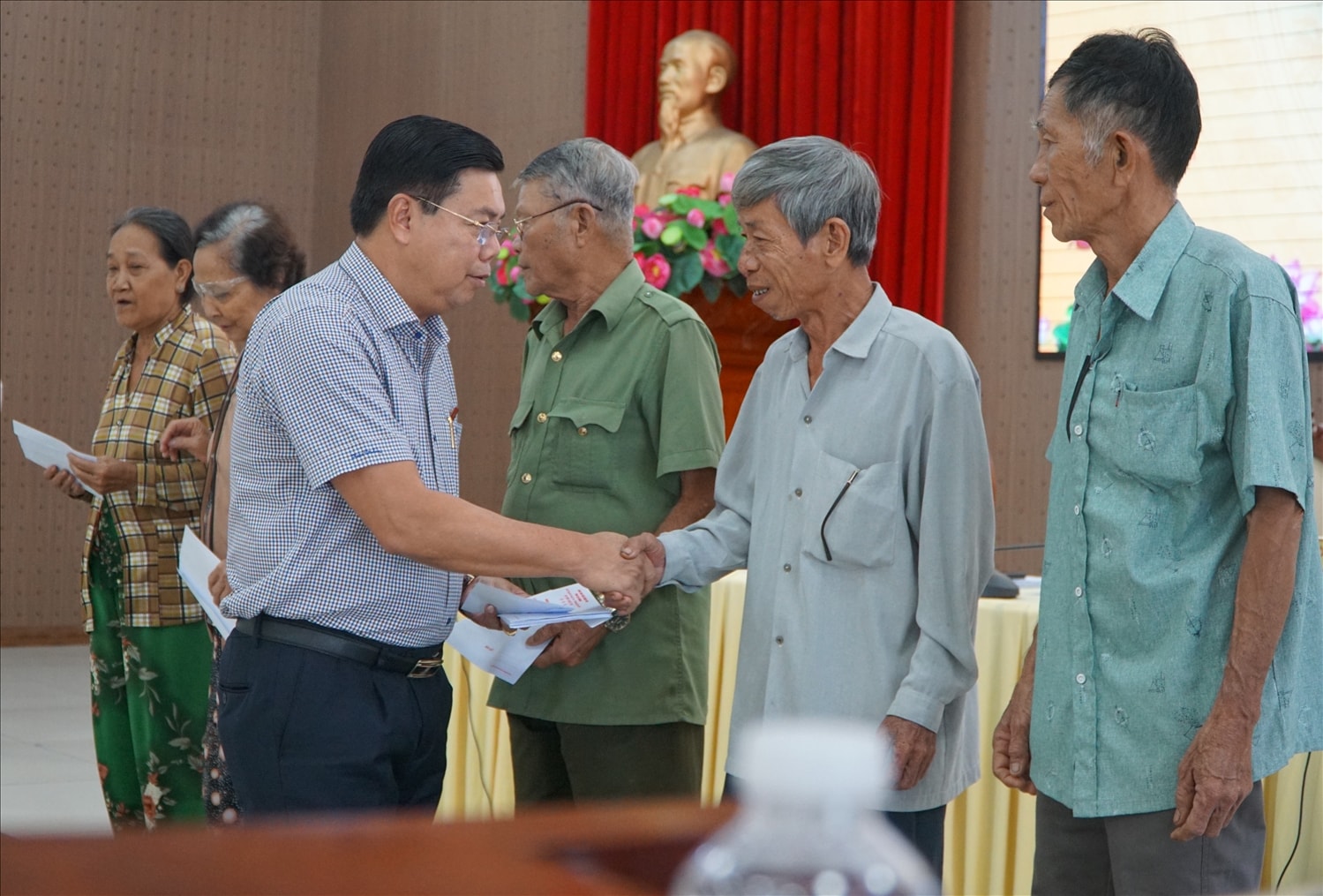 Trưởng Đoàn đại biểu Quốc hội tỉnh  An Giang rất đồng tình với ý kiến của cử tri về xây dựng Trung tâm dưỡng lão ở phường đông dân cư nhất tỉnh 