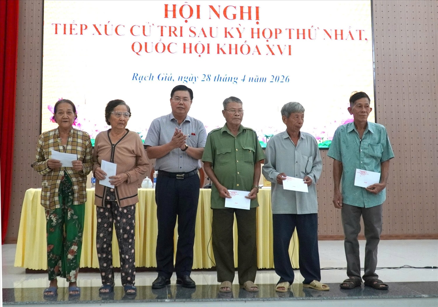 Ông Nguyễn Tiến Hải, Ủy viên Trung ương Đảng, Bí thư Tỉnh ủy, Trưởng Đoàn đại biểu Quốc hội tỉnh An Giang trao quà đến các hộ gia đình chính sách