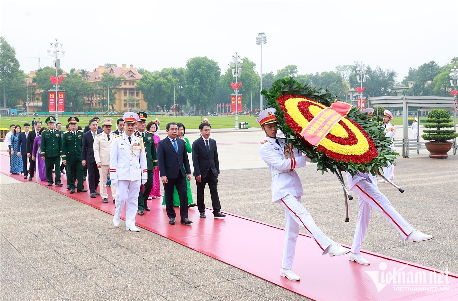Đoàn đại biểu Thành ủy, HĐND, UBND, MTTQ Việt Nam TP Hà Nội tưởng niệm Chủ tịch Hồ Chí Minh