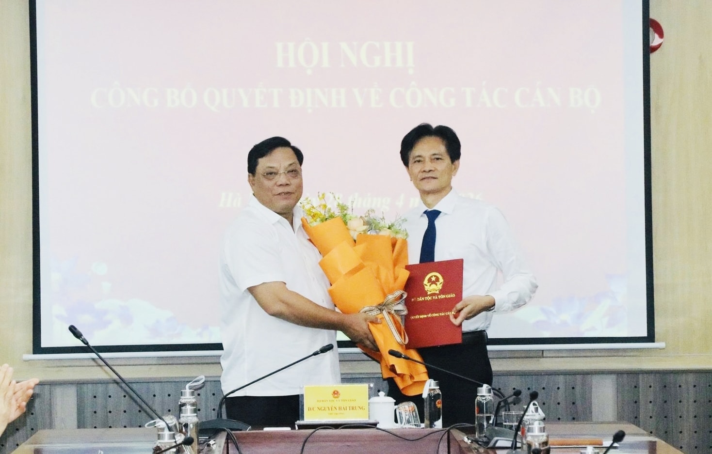 Thứ trưởng Bộ Dân tộc và Tôn giáo Nguyễn Hải Trung đã chủ trì Hội nghị trao quyết định nghỉ hưu theo chế độ cho ông Bùi Thiện Lạc, Giám đốc Nhà khách Dân tộc