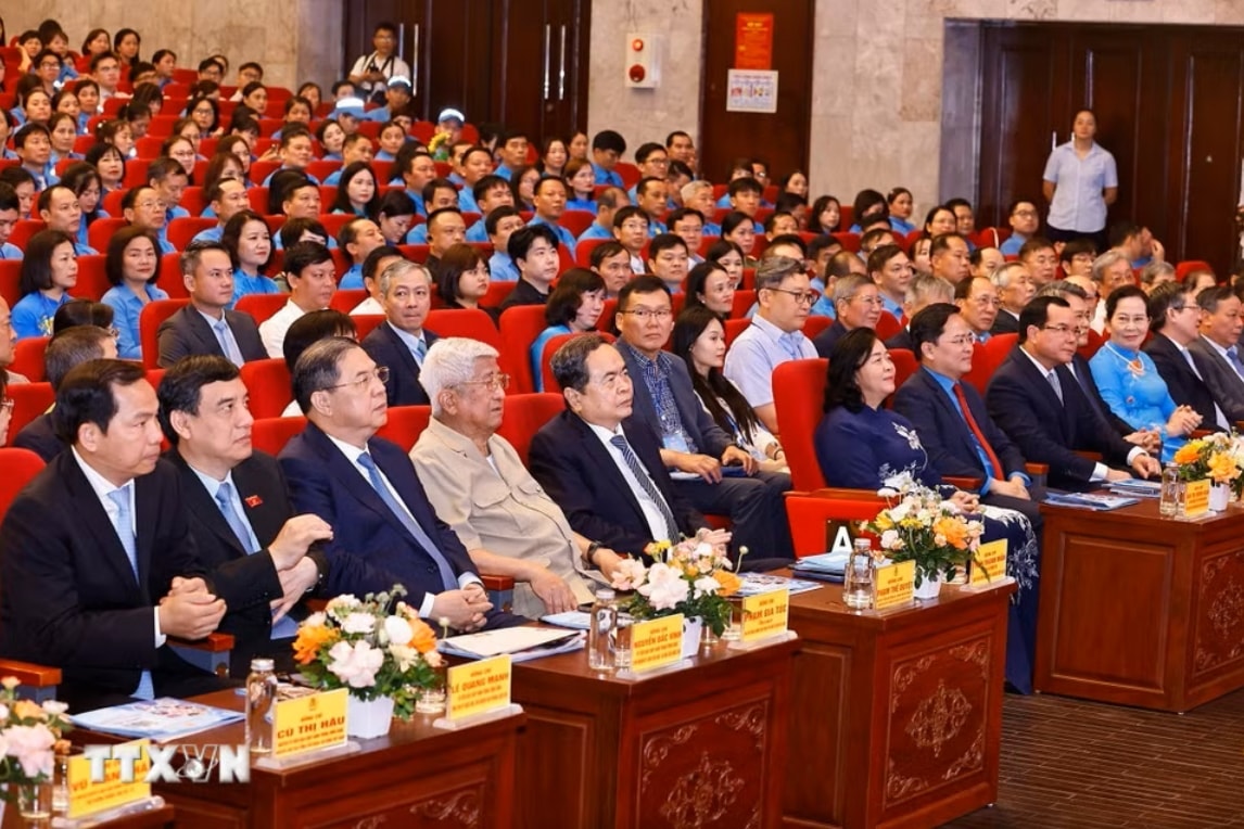Ủy viên Bộ Chính trị, Chủ tịch Quốc hội Trần Thanh Mẫn cùng các đại biểu dự buổi lễ - Ảnh: TTXVN