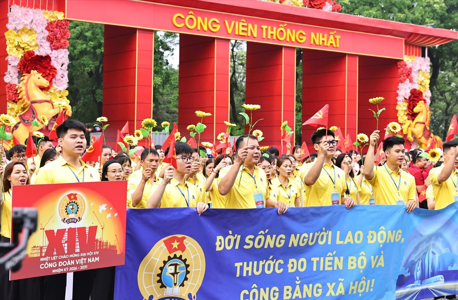 Lực lượng Công nhân, Lao động tham gia Lễ diễu hành chào mừng ngày Quốc tế Lao động - Ảnh: VGP/Thu Cúc
