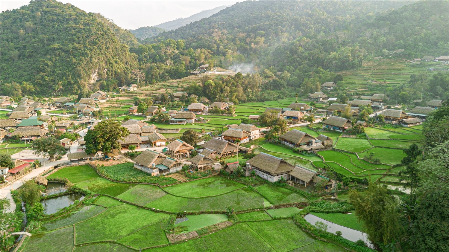 Bản làng vùng cao Tuyên Quang với nếp nhà, ruộng nương xen giữa núi rừng, đời sống đồng bào các dân tộc ngày càng khởi sắc, đổi thay rõ nét qua từng năm