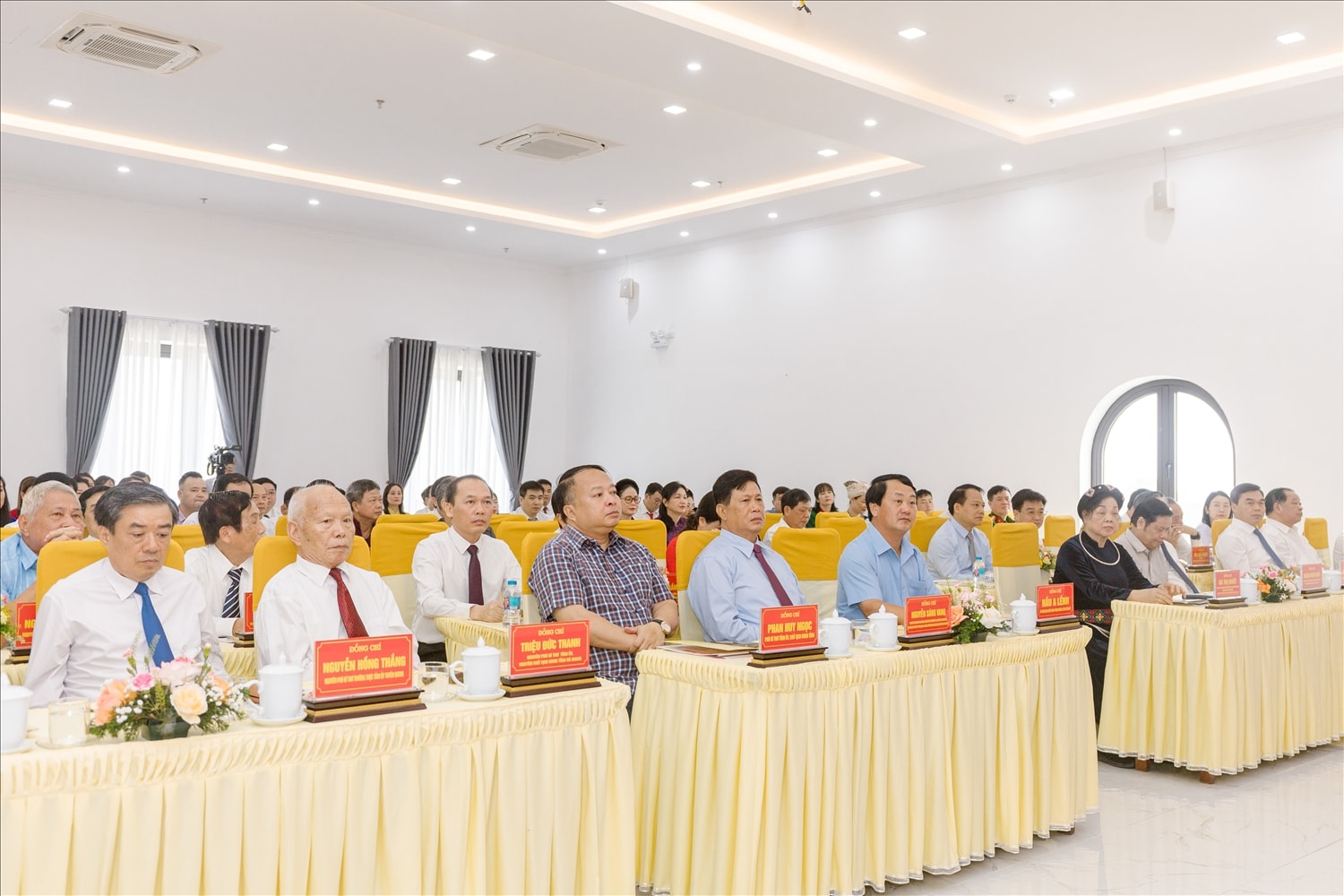Các đồng chí lãnh đạo tỉnh Tuyên Quang và đại biểu dự buổi gặp mặt kỷ niệm 80 năm Ngày truyền thống cơ quan quản lý nhà nước về lĩnh vực công tác dân tộc