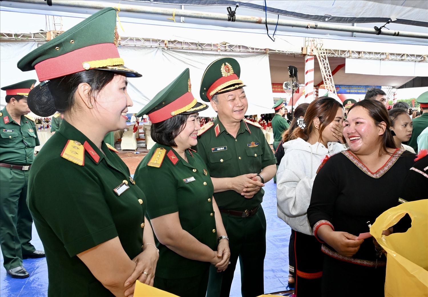 Lãnh đạo Binh đoàn 15, Ban Công đoàn Quốc phòng thăm hỏi, lắng nghe, động viên công nhân DTTS