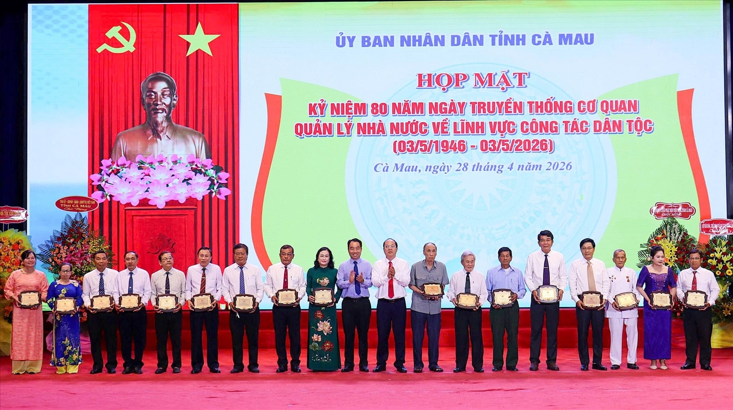 Ông Nguyễn Hồ Hải, Uỷ viên Ban Chấp hành Trung ương Đảng, Bí thư Tỉnh uỷ (bên phải) và ông Lữ Quang Ngời, Phó Bí thư Tỉnh uỷ, Chủ tịch UBND tỉnh, trao biểu trưng tri ân các đồng chí nguyên lãnh đạo ngành dân tộc.