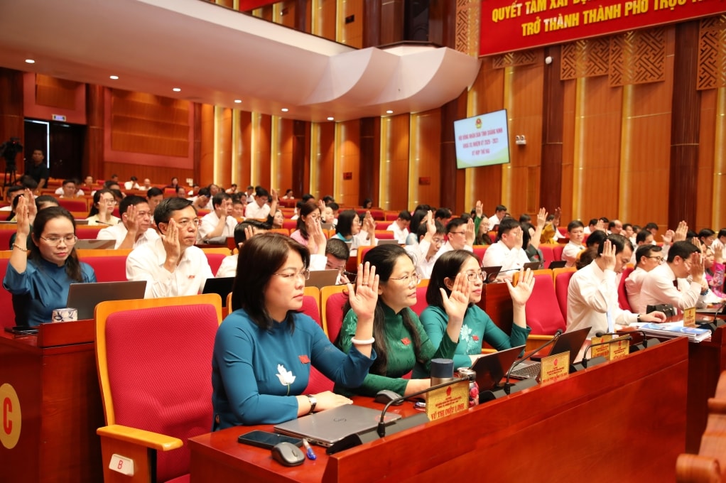 Các đại biểu biểu quyết thông qua các nghị quyết tại kỳ họp