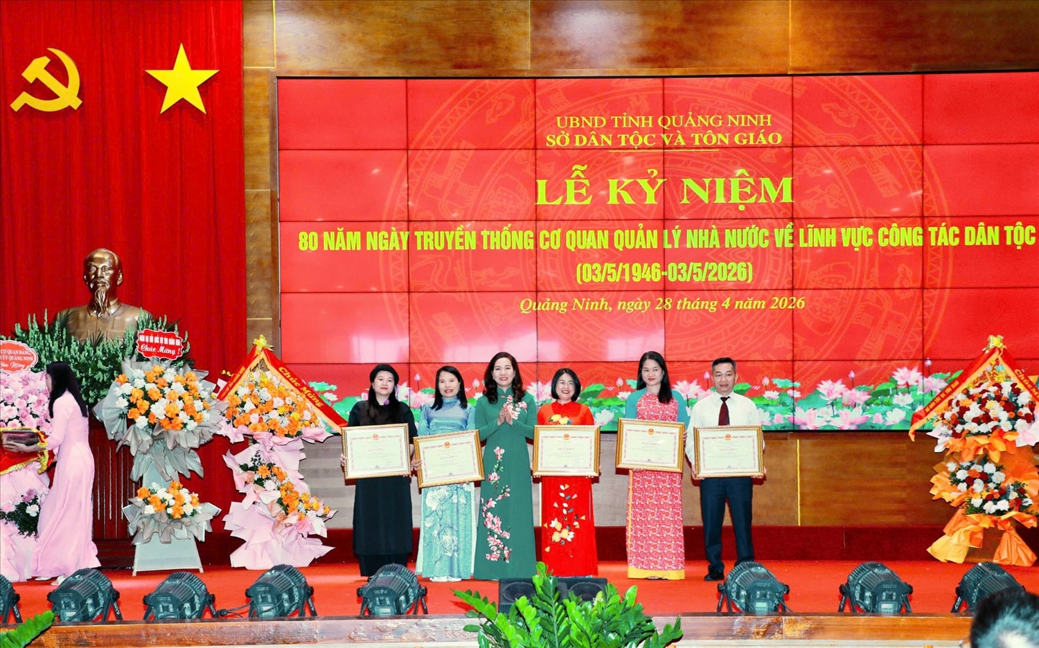 Lãnh đạo UBND tỉnh Quảng Ninh trao tặng bằng khen cho 2 tập thể và 3 cá nhân có nhiều thành tích trong công tác dân tộc
