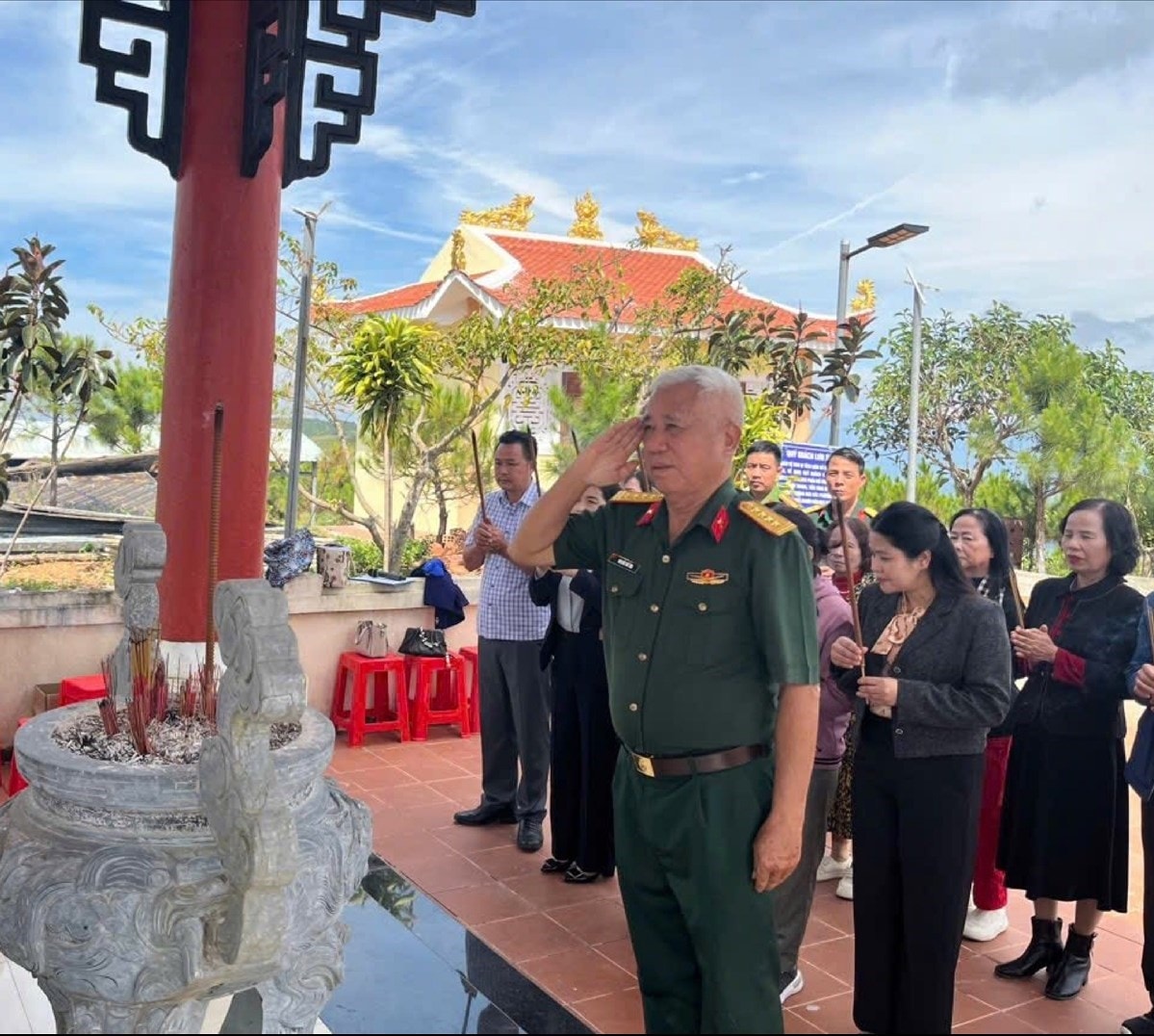 Cuối năm 2025, Đại tá Nguyễn Thế Tân - nguyên Sư đoàn trưởng Sư đoàn 320, Trưởng Ban liên lạc Đại đoàn Đồng bằng - Sư đoàn 320 thăm viếng các Anh hùng liệt sĩ tại Nhà bia Di tích lịch sử Quốc gia đặc biệt Điểm cao 1015.