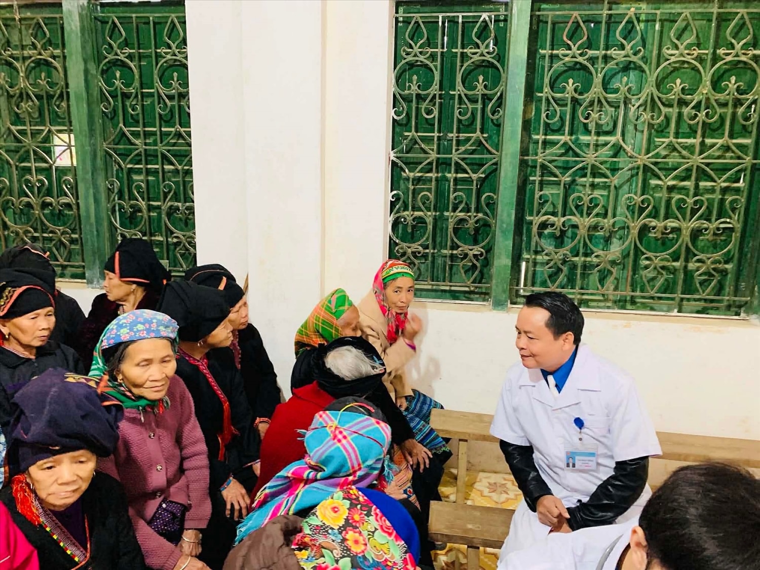 Bác sĩ CK2 Cao Ngọc Thắng, Giám đốc Trung tâm Y tế khu vực Văn Yên, tỉnh Lào Cai thăm khám sức khỏe cho đồng bào DTTS