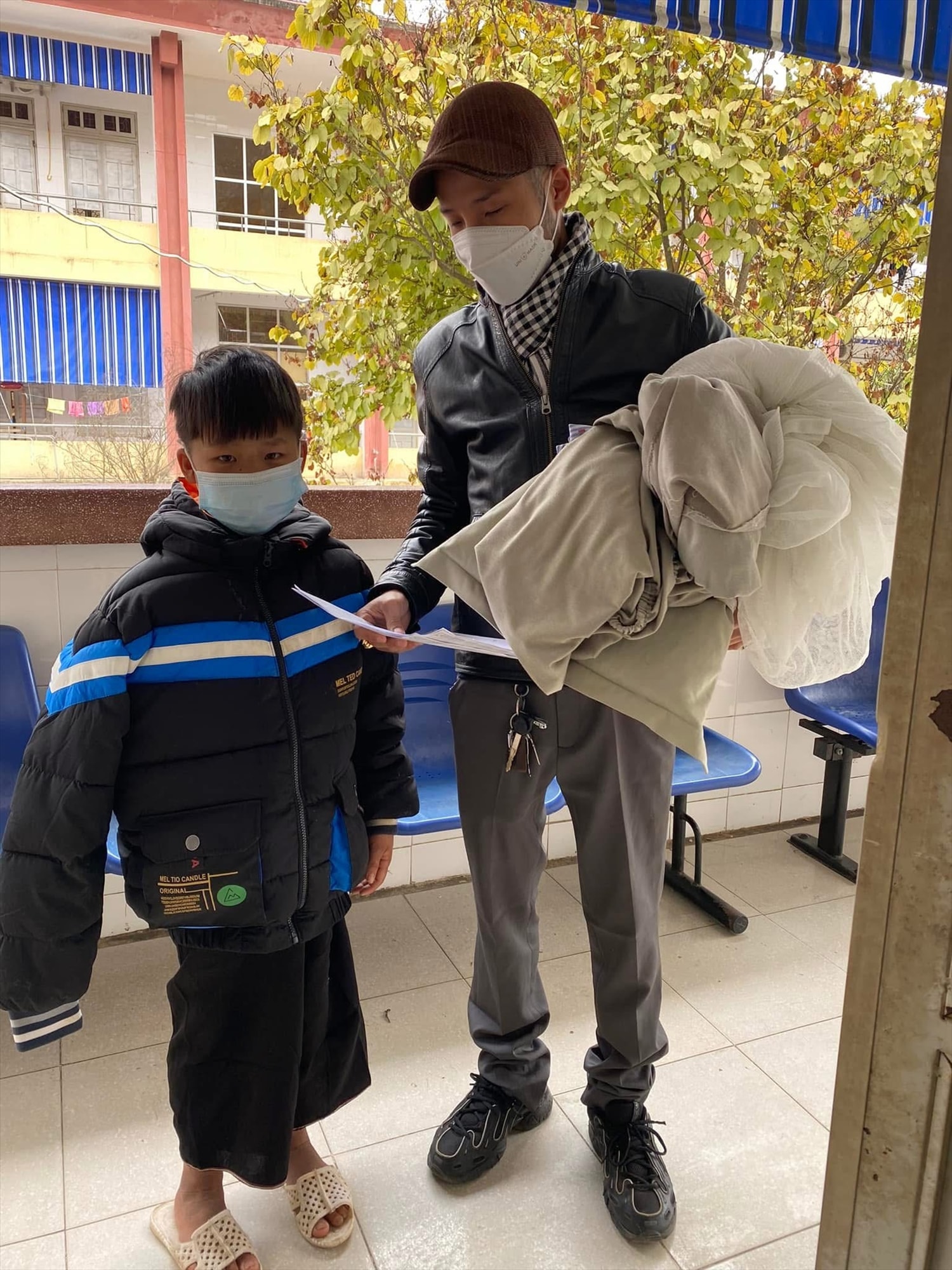 Phóng viên Vàng Ni cùng em Vàng A Cường tại Bệnh viện Đa khoa khu vực Nghĩa Lộ, tỉnh Lào Cai